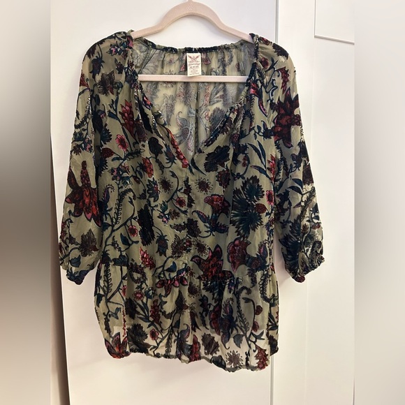 Translucent Flower Top - Picture 2 of 4